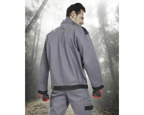 Muž zozadu v pracovnej bunde a nohaviciach do lesa