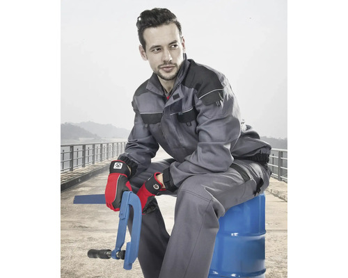 Muž má na sebe pracovný odev pozostávajúci z bundy a nohavíc a rukavíc.