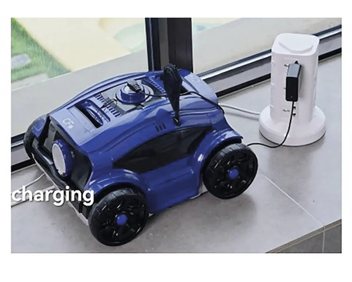 Modrý robotický čistič bazénov sa nabíja v nabíjacej stanici