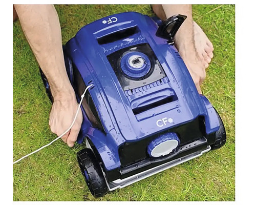 Modrý čistiaci robot na bazény umiestnený na tráve