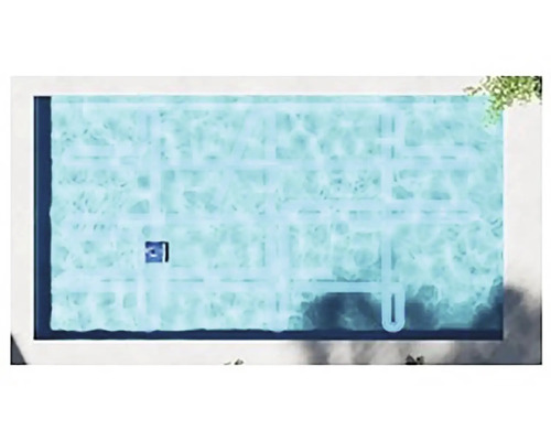 Bazén s vodou a okrajom bazéna