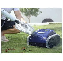 Čistenie bazénového robota na tráve