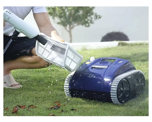 Čistenie bazénového robota na tráve