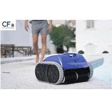 Robotický čistič bazéna na okraji bazéna