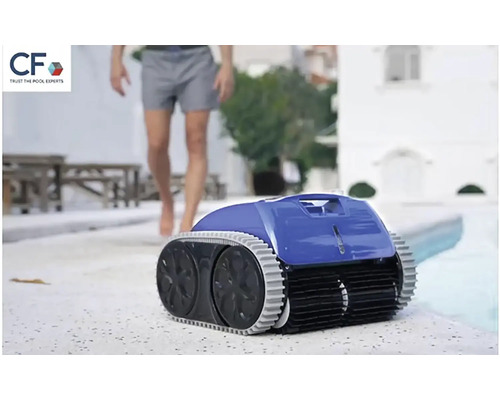 Robotický čistič bazéna na okraji bazéna