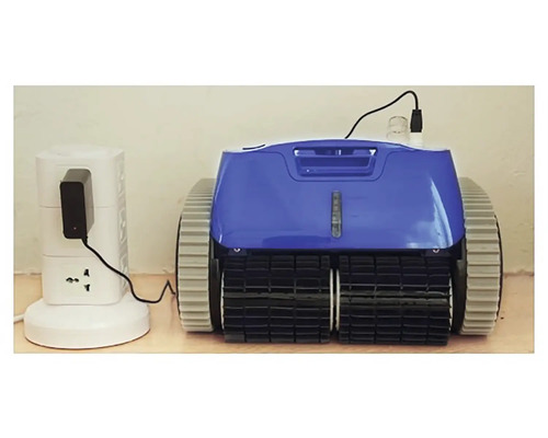 Modrý bazénový robot s nabíjacou stanicou