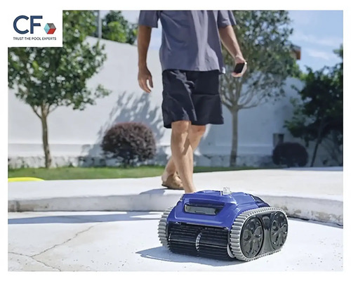 Robotický čistič bazénov s osobou v pozadí