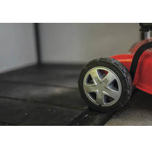 Detailný záber kolesa kosačky na trávu.