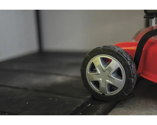 Detailný záber kolesa kosačky na trávu.