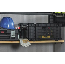 Regálový systém s boxom na náradie, ochrannou prilbou a pracovnými rukavicami