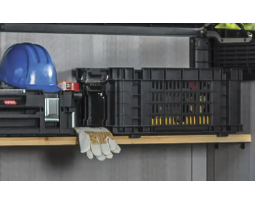 Regálový systém s boxom na náradie, ochrannou prilbou a pracovnými rukavicami