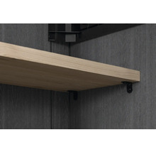 Polica s držiakom na tmavej stene