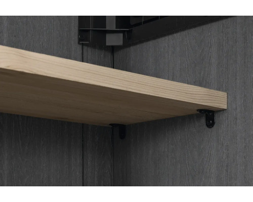 Polica s držiakom na tmavej stene