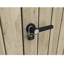 Drevené dvere s čiernou kľučkou a visiacim zámkom