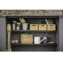 Záhradný regál so záhradným náradím, kvetináčmi a úložnými boxmi