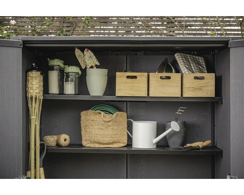 Záhradný regál so záhradným náradím, kvetináčmi a úložnými boxmi