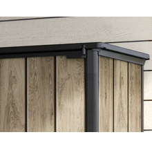 Detailný pohľad na záhradný domček s dreveným obkladom a tmavým rámom