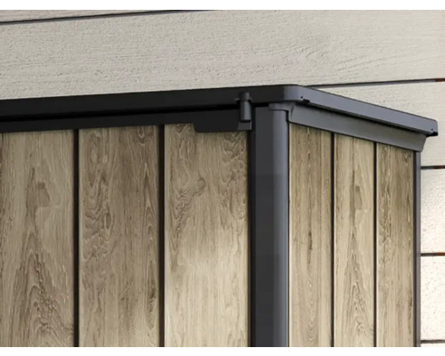 Detailný pohľad na záhradný domček s dreveným obkladom a tmavým rámom