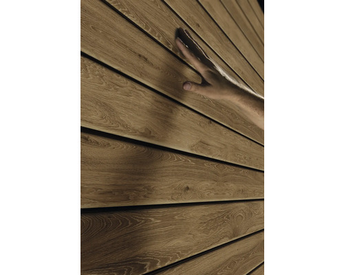 Drevená fasáda s hmatateľnou textúrou a rukou