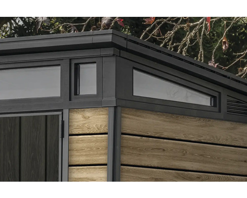 Detailný pohľad na záhradný domček s oknami a dreveným obkladom.