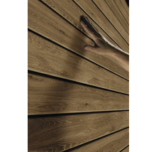 Drevená fasáda s hmatateľným povrchom a rukou