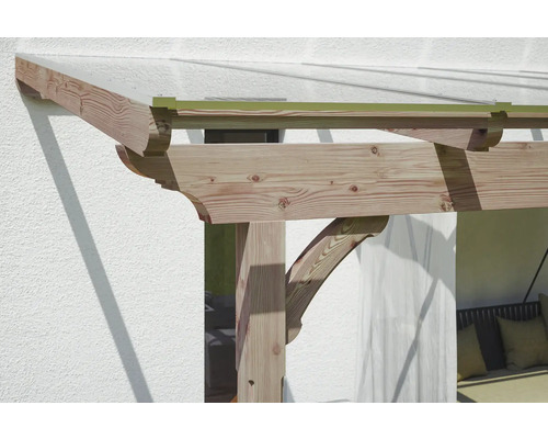 Detail drevenej pergoly na stene domu