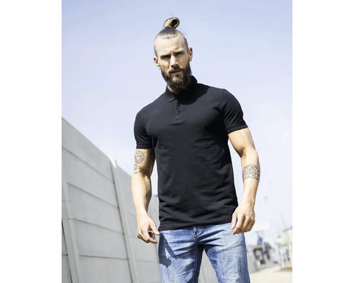 Muž s bradou a uzlom má na sebe polokošeľu