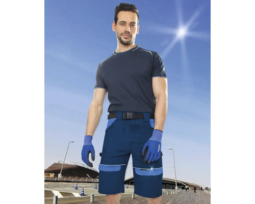 Muž má na sebe pracovné kraťasy, tričko a rukavice na ochranu pri práci