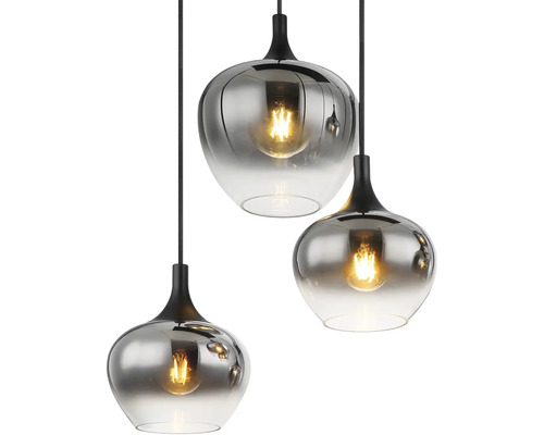 Závesné svietidlo s tromi sivými sklenenými tienidlami a čiernymi závesmi