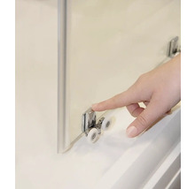 Detail sprchovacieho kúta s valčekovým vedením a prstom dotýkajúcim sa valčeka.