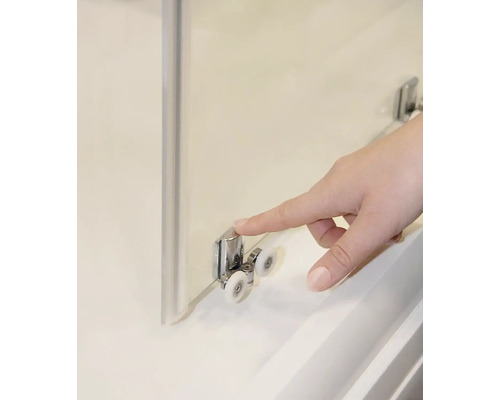 Detail sprchovacieho kúta s prstom na valčekovom vedení