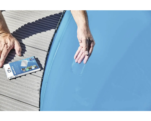 Osoba opravuje bazénovú fóliu pomocou opravnej sady Aqua Patch