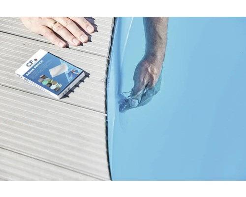 Ruka opravuje bazén pomocou súpravy na opravy Aqua Patch.