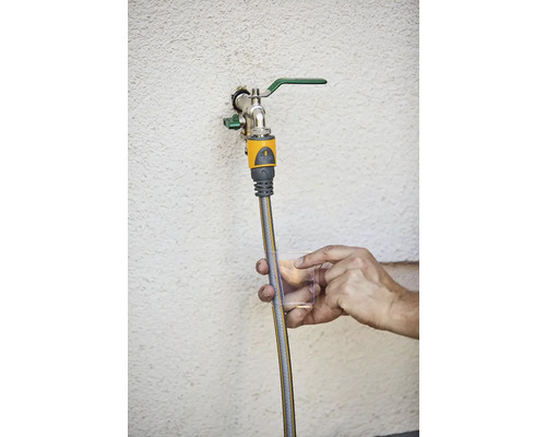 Záhradná hadica pripojená k vodovodnému kohútiku