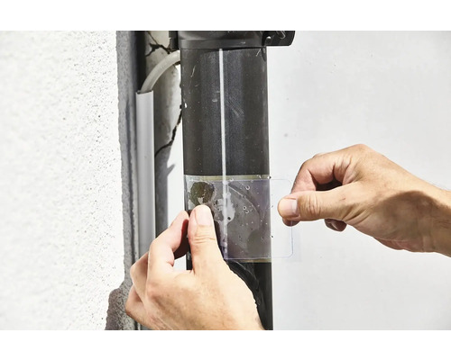 Osoba opravuje rúru tesniacou páskou.