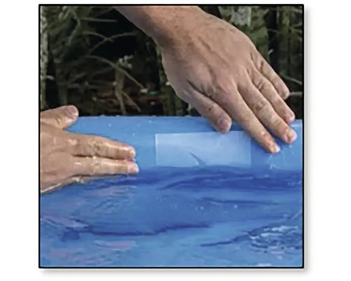 Osoba opravuje bazénovú fóliu záplatou.