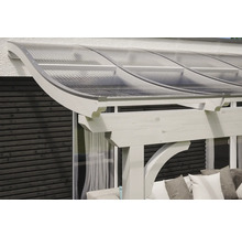 Pergola s priesvitnou strechou a bielou drevenou konštrukciou