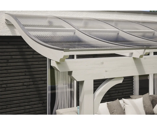 Pergola s priesvitnou strechou a bielou drevenou konštrukciou