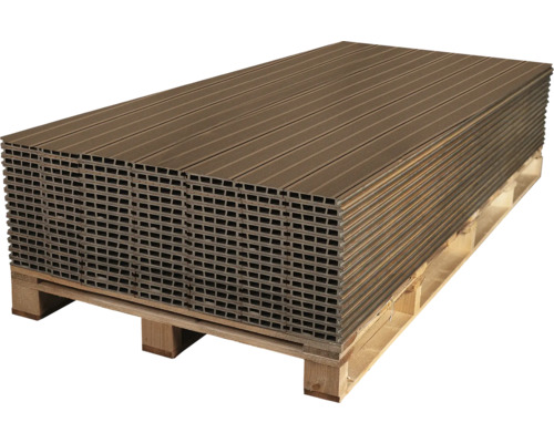 Paleta terasových dosiek z dreva a plastu