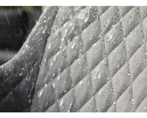 Detailný pohľad na vodoodpudivú prešívanú látku vo vonkajšom prostredí