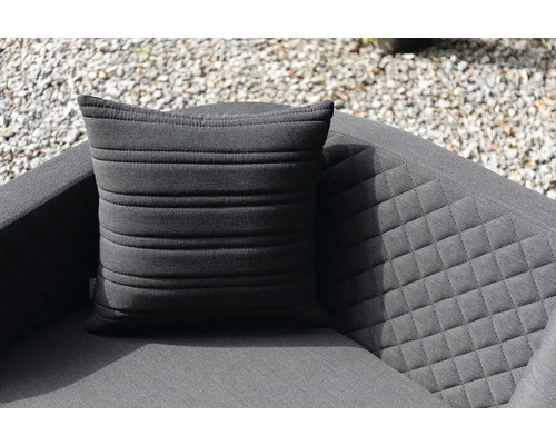 Dekoračný vankúš na kresle s prešívaným vzorom