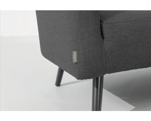 Detailný pohľad na sivé čalúnené kreslo s pečaťou OEKO-TEX