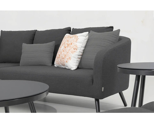 Sivá pohovka s vankúšmi a odkladacími stolíkmi