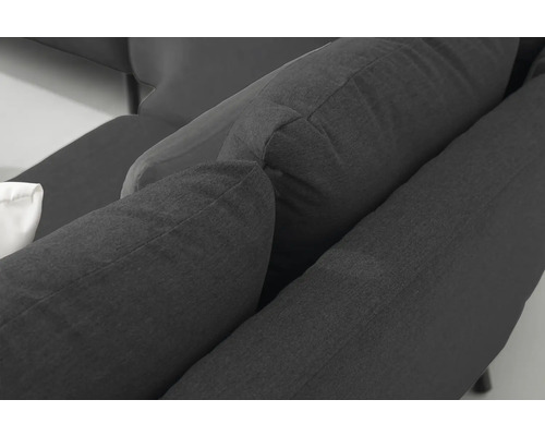 Detail šedej pohovky s vankúšmi