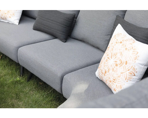 Detailný pohľad na sivú pohovku s vankúšmi