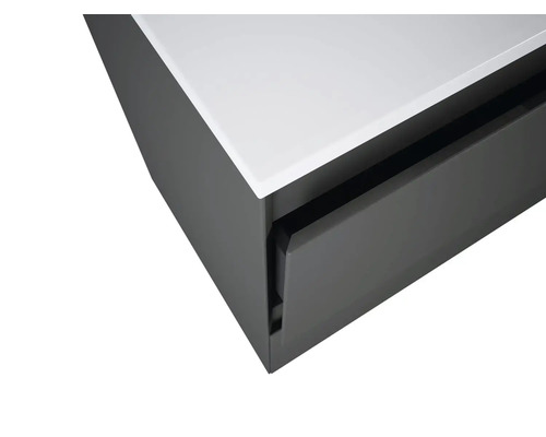 Detailný pohľad na kúpeľňovú skrinku pod umývadlo so zásuvkou a umývadlovou doskou