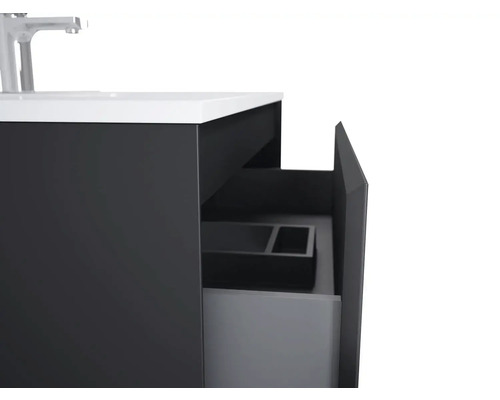 Detailný pohľad na skrinku pod umývadlo s otvorenou zásuvkou a sifónovou skrinkou