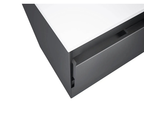 Detailný záber kúpeľňovej skrinky so zásuvkou