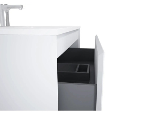 Detailný pohľad na bielu skrinku pod umývadlo s otvorenou zásuvkou