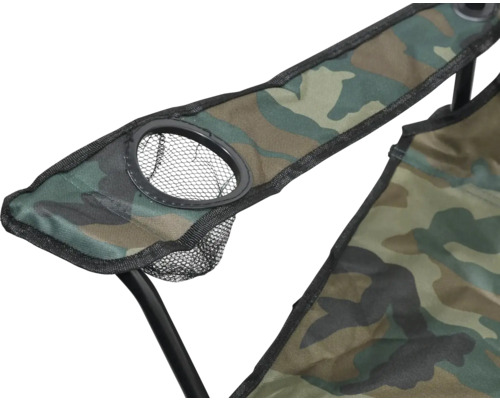 Detailný pohľad na kempingovú stoličku s držiakom na nápoje v maskovacom vzore.